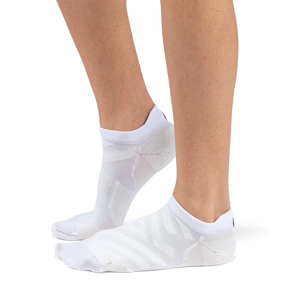 On Women's Performance Ultralight Cushion Tab Socks - BlackToe Running#colour_white-ivory