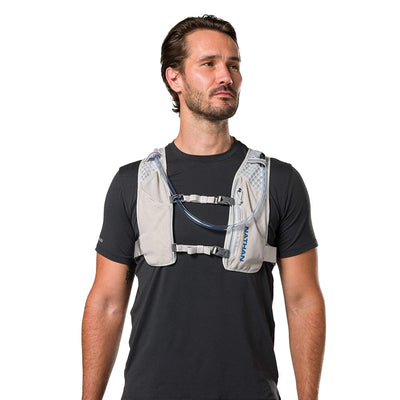 Nathan QuickStart 3.0 4 Liter Hydration Pack - BlackToe Running#colour_vapor-grey-deep-blue